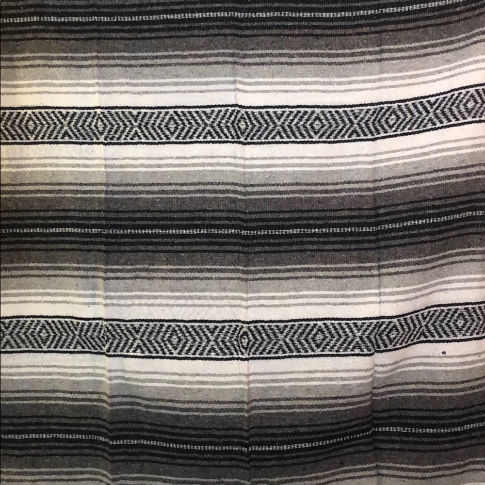 Classic Falsa Blanket: white, black, grey